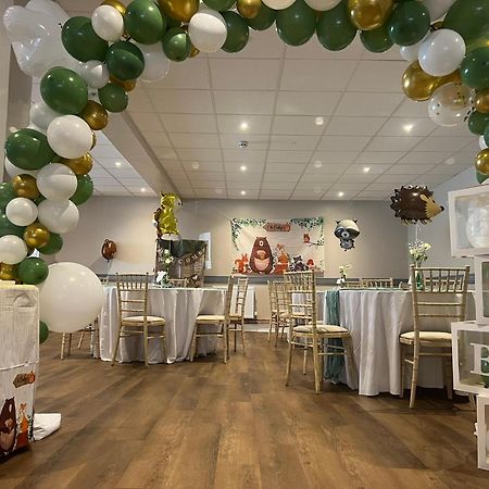 למפטר The Black Lion Royal Hotel מראה חיצוני תמונה