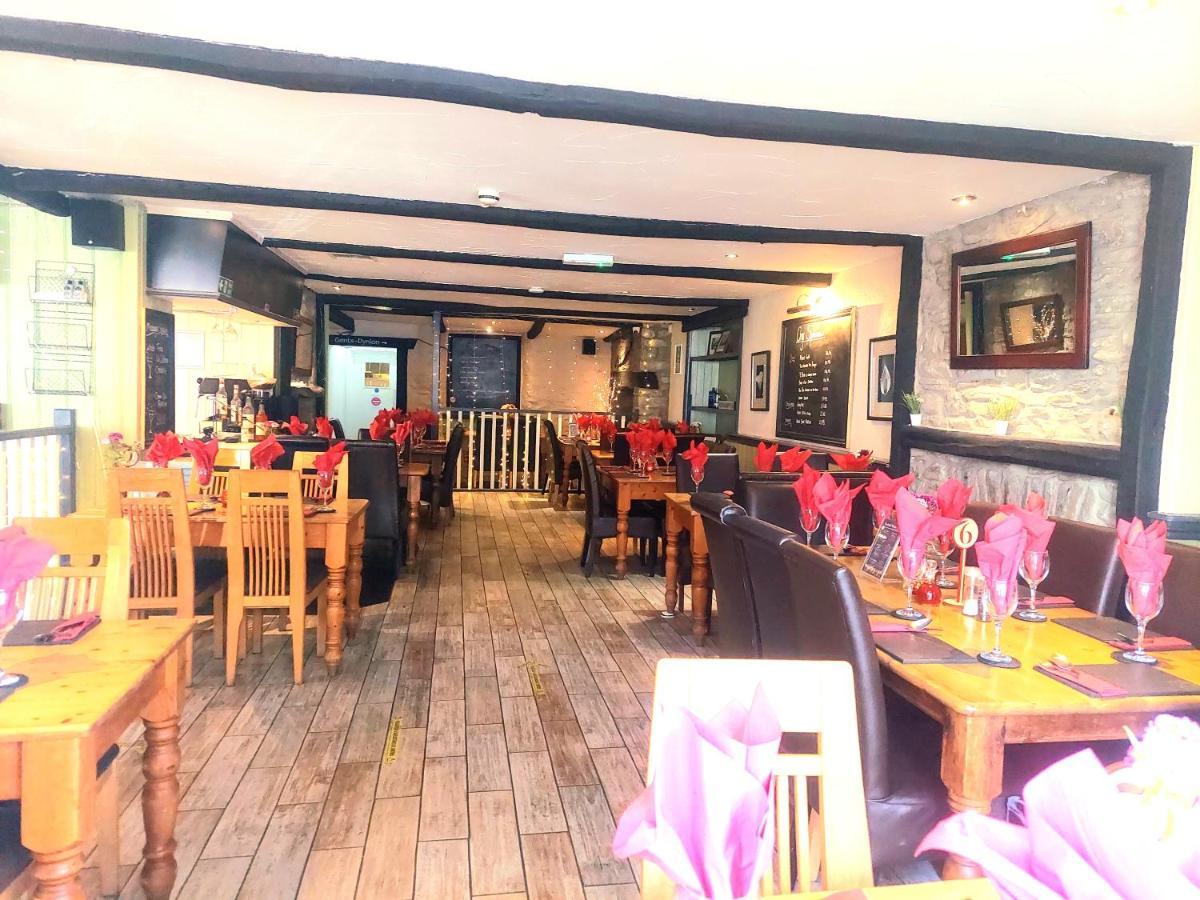 למפטר The Black Lion Royal Hotel מראה חיצוני תמונה